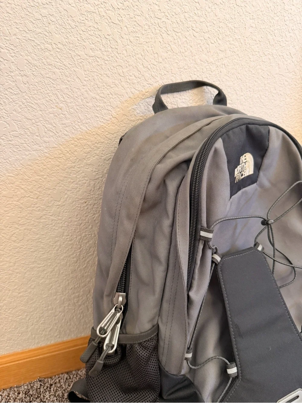 The North Face 28L Jester Men's Gray/Black Backpack